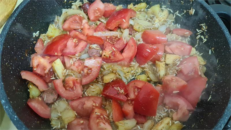 ג'מבליה אדומה הארוחה הכי טעימה עם עוף אורז וירקות לשניים