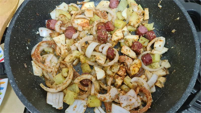 ג'מבליה אדומה הארוחה הכי טעימה עם עוף אורז וירקות לשניים