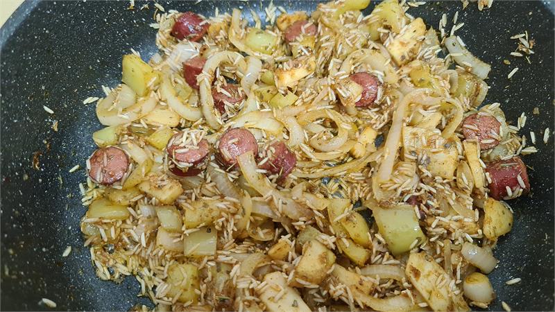 ג'מבליה אדומה הארוחה הכי טעימה עם עוף אורז וירקות לשניים