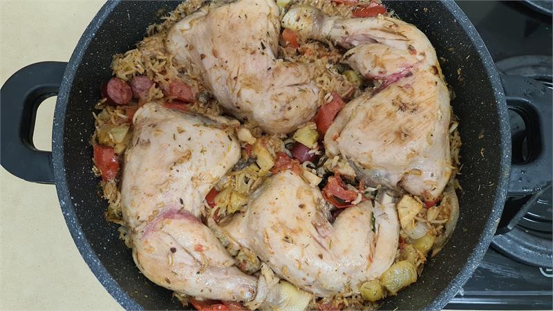 ג'מבליה אדומה הארוחה הכי טעימה עם עוף אורז וירקות לשניים