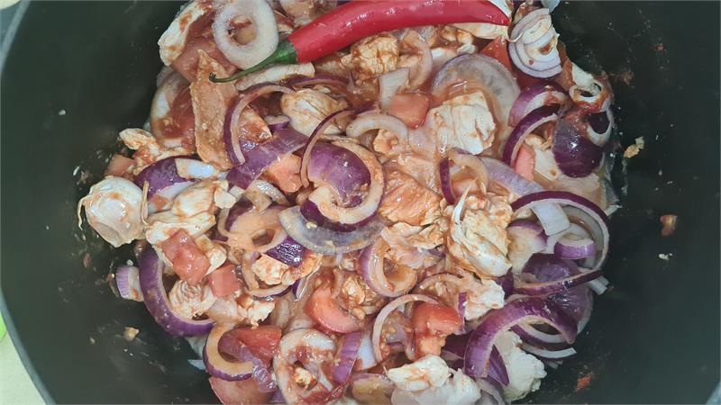 תבשיל עוף ובצל אדום לשניים