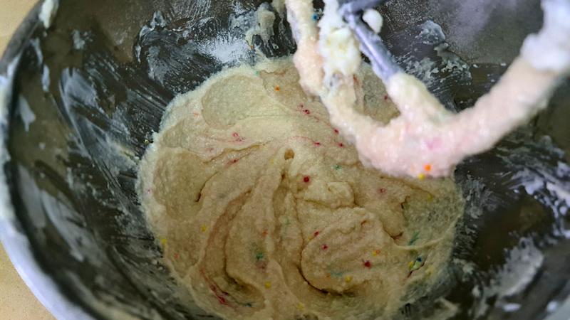 עוגת קונפטי לשניים