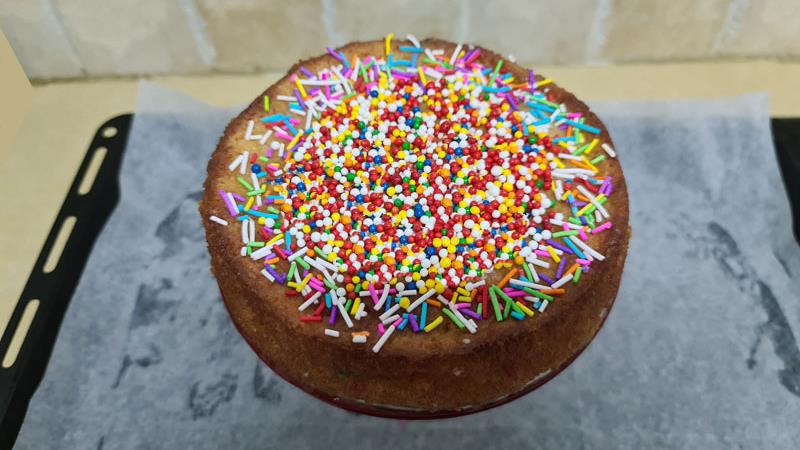 עוגת קונפטי לשניים