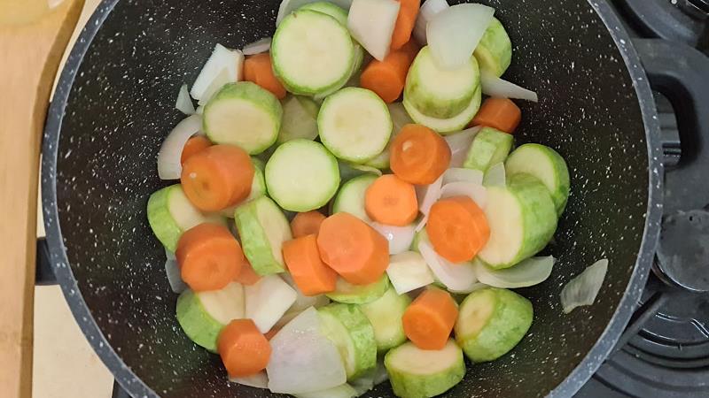 מרק קישואים וגזר לשניים