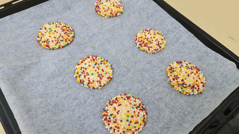 עוגיות סוכר עם סוכריות צבעוניות, עוגיות עם סוכריות צבעוניות