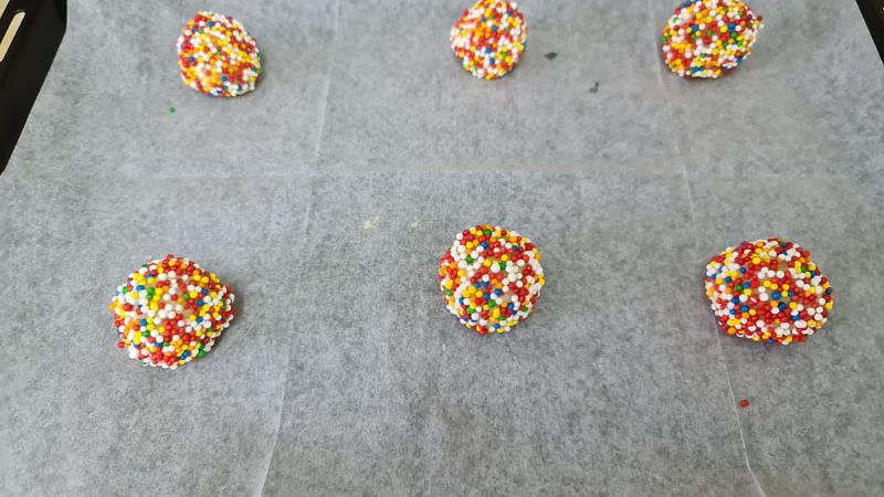עוגיות סוכר עם סוכריות צבעוניות, עוגיות עם סוכריות צבעוניות