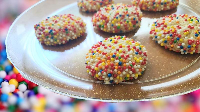 עוגיות סוכר עם סוכריות צבעוניות