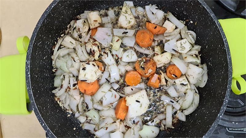 כרעיים עם אורז פרא ירקות שורש ואגוזי מלך נפלאים