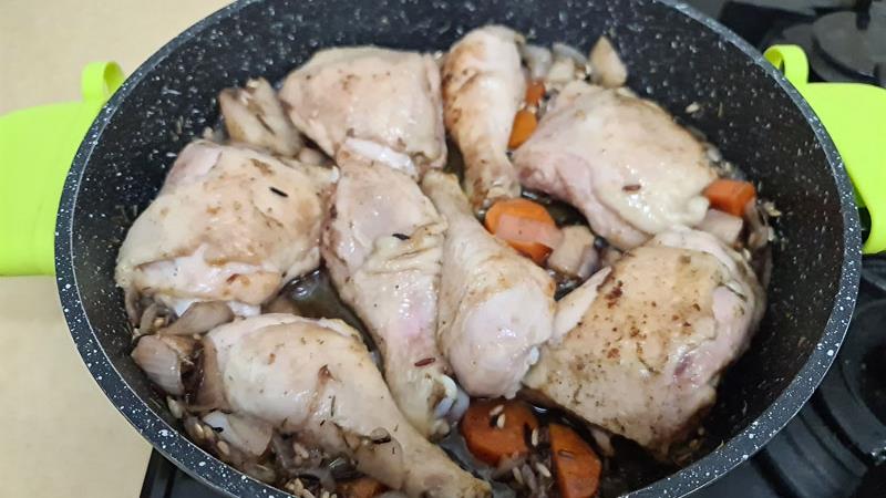 כרעיים עם אורז פרא ירקות שורש ואגוזי מלך נפלאים