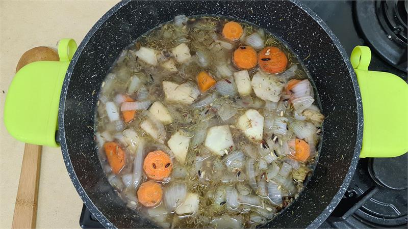 כרעיים עם אורז פרא ירקות שורש ואגוזי מלך נפלאים