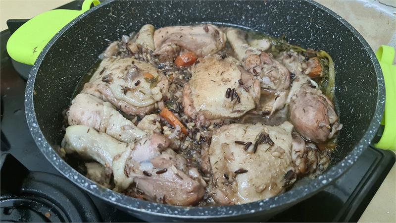 כרעיים עם אורז פרא ירקות שורש ואגוזי מלך נפלאים