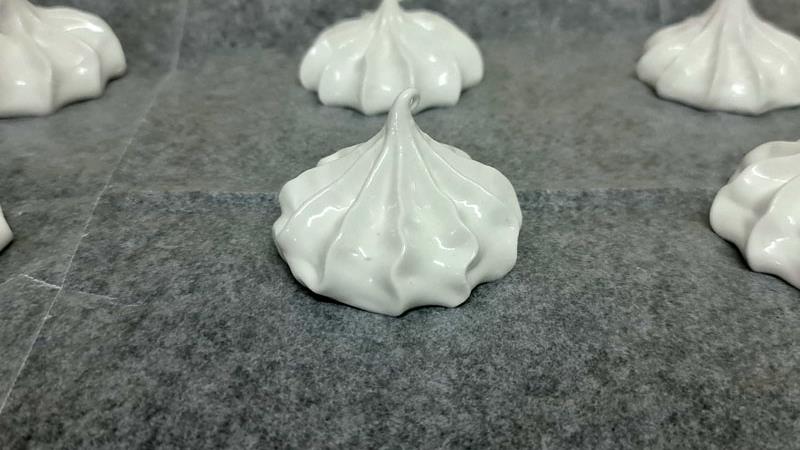 מרנג מושלם רק  מ-2 חלבונים המוכן תוך 5 דקות