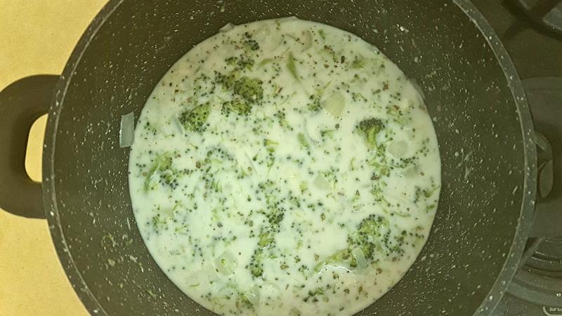 מרק ברוקולי לשניים