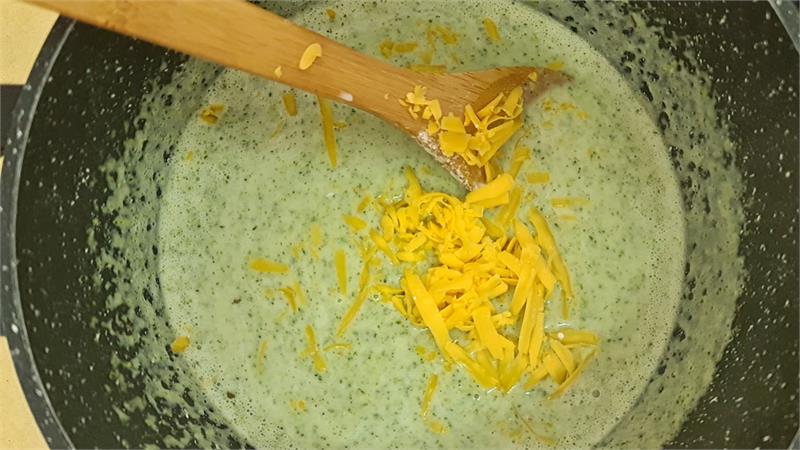 מרק ברוקולי לשניים