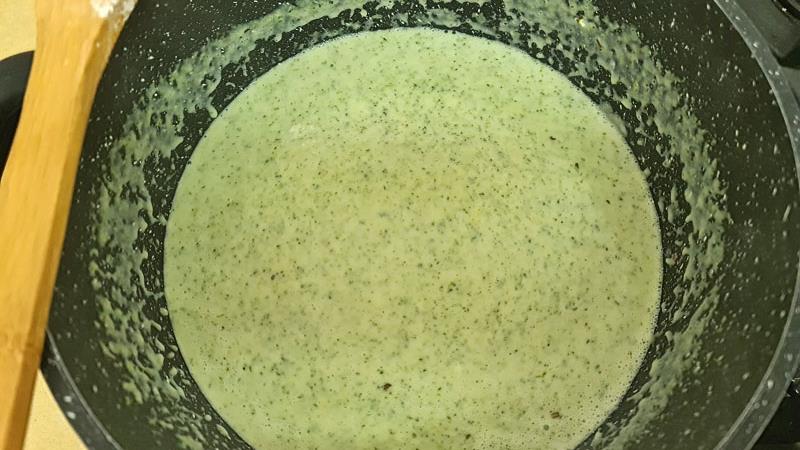 מרק ברוקולי לשניים