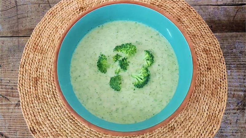 מרק ברוקולי לשניים