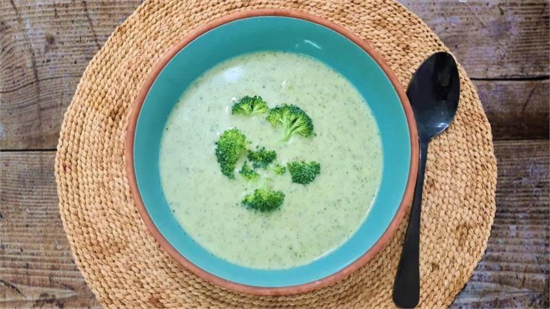 מרק ברוקולי לשניים