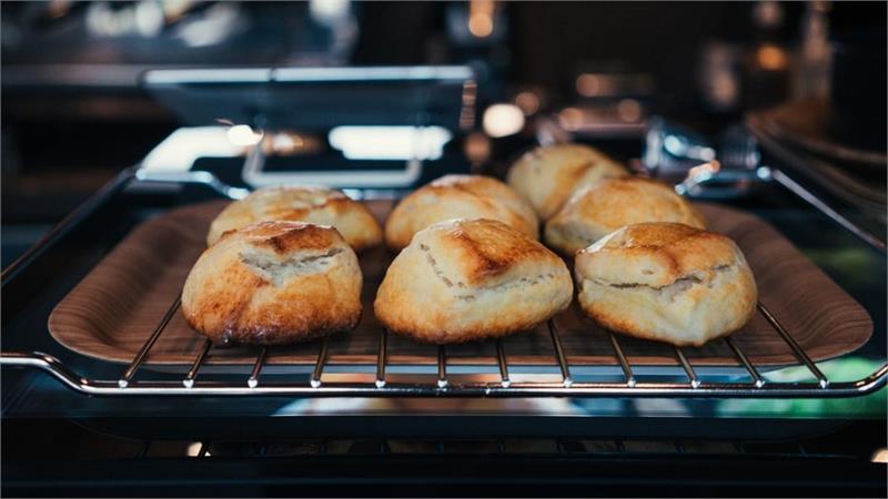   סקונס, לחמניות חמאה סקוטית שתכינו בבית בקלי קלות עם זיגוג  אייריש קרים