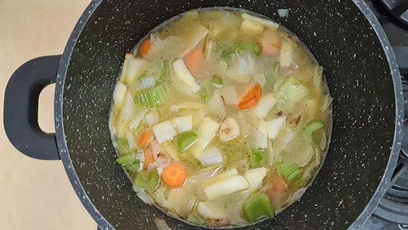 מרק בצל וגרונות הודו לשניים