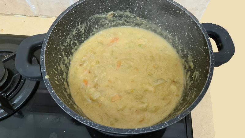 מרק בצל וגרונות הודו לשניים