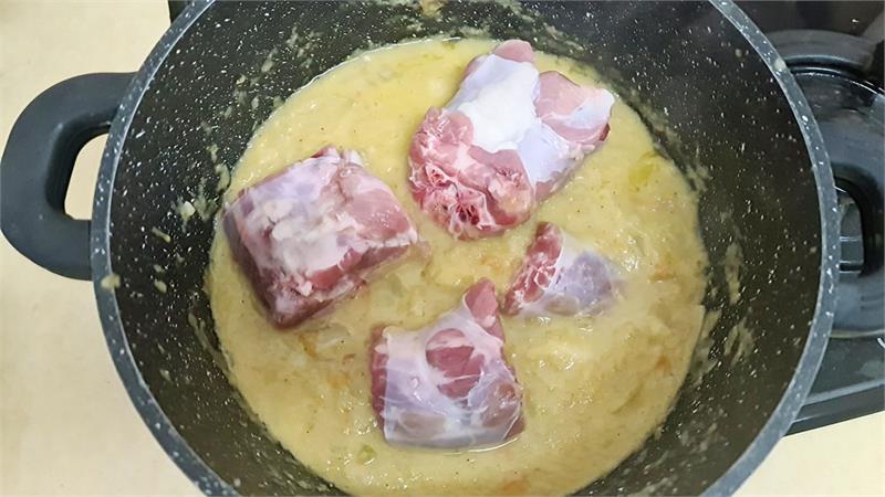 מרק בצל וגרונות הודו לשניים