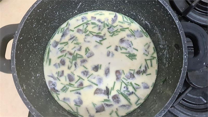 מרק פטריות ועירית לשניים