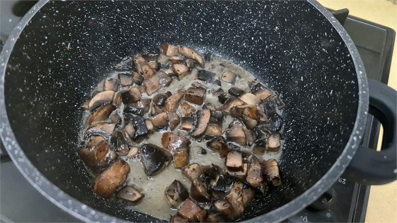 מרק פטריות ועירית לשניים