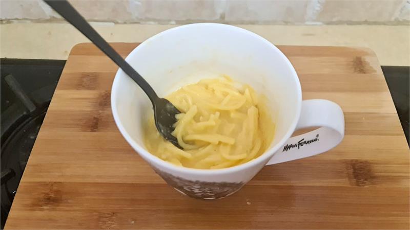 פסטה וגבינות במאג ארוחה טעימה המוכנה במהירות ובקלי קלות