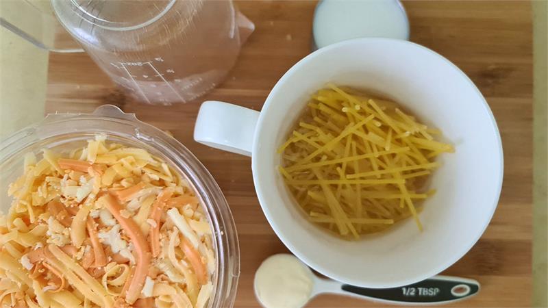 פסטה וגבינות במאג ארוחה טעימה המוכנה במהירות ובקלי קלות