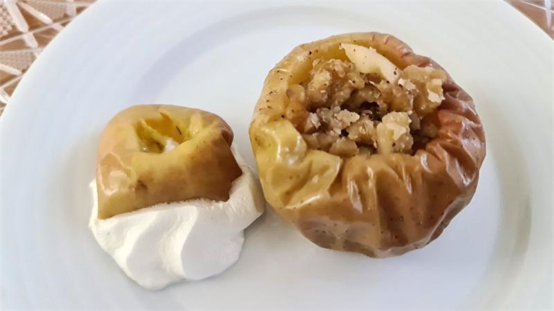 תפוחים אפויים במיקרוגל לשניים