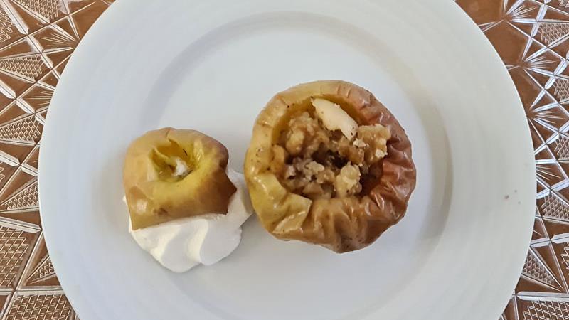 תפוחים אפויים במיקרוגל לשניים