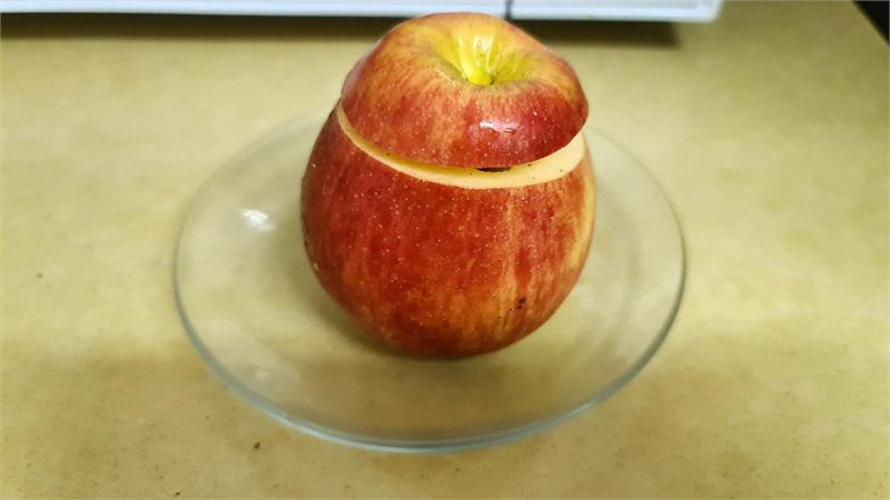 תפוחים אפויים במיקרוגל לשניים