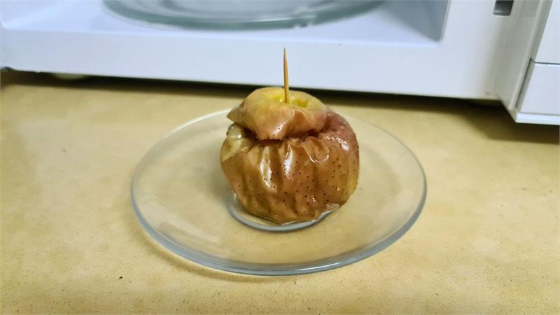 תפוחים אפויים במיקרוגל לשניים