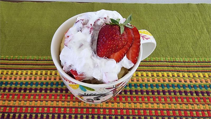 עוגת מאג תותים, עוגת תותים במאג בפחות מ-5 דקות עוגת תותים בספל