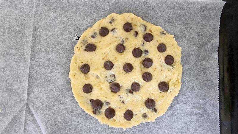 עוגיית שוקולד צ'יפס ענקית לשניים