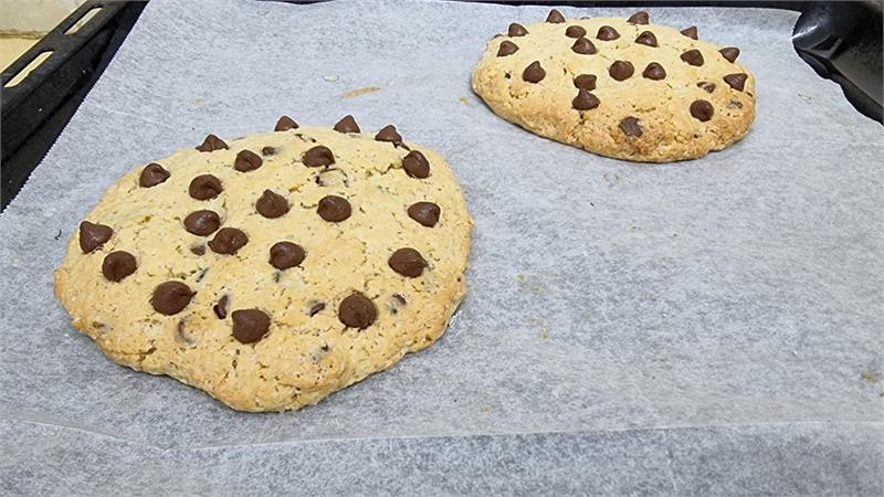 עוגיית שוקולד צ'יפס ענקית לשניים