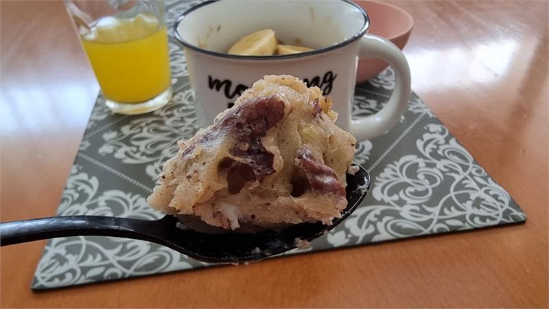 פנקייק בננה במאג עם אגוזי פקאן מפנקים שמכינים בפחות מ-5 דקות