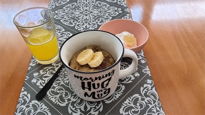 פנקייק בננה במאג עם אגוזי פקאן מפנקים שמכינים בפחות מ-5 דקות