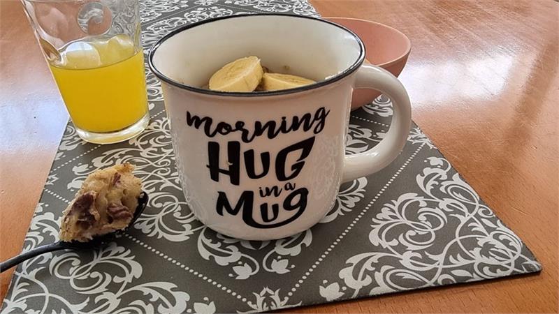 פנקייק בננה במאג עם אגוזי פקאן מפנקים שמכינים בפחות מ-5 דקות