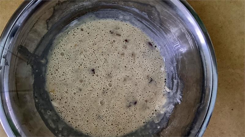 פנקייק בננה במאג עם אגוזי פקאן מפנקים שמכינים בפחות מ-5 דקות