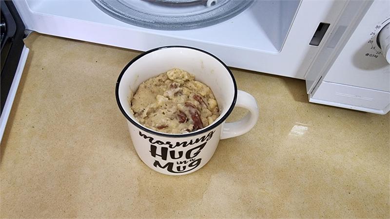 פנקייק בננה במאג עם אגוזי פקאן מפנקים שמכינים בפחות מ-5 דקות