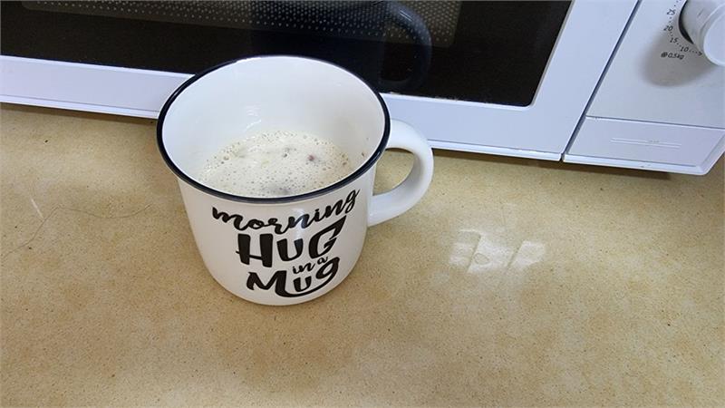 פנקייק בננה במאג עם אגוזי פקאן מפנקים שמכינים בפחות מ-5 דקות