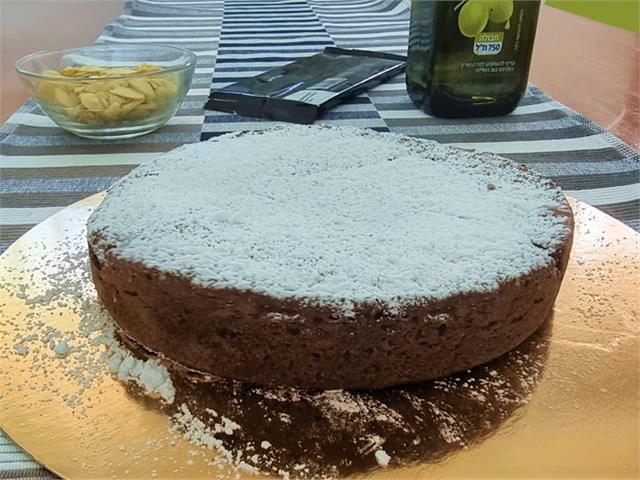 עוגת שוקולד ושמן זית עם שקדים הכי מדהימה בתבנית 18 ס"מ