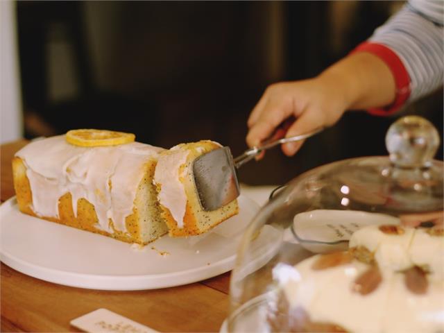 עוגת פרג לימונית לחה וטעימה בתבנית אינגליש קייק