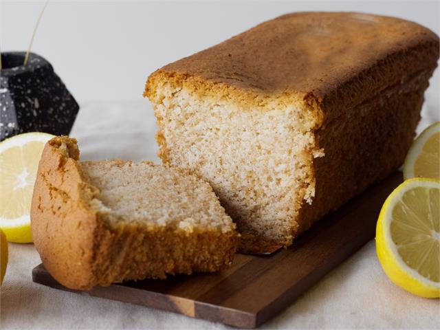 עוגת לימון בחושה עם חמאה מלוחה