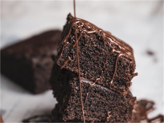 עוגת בראוניז שוקולד פאדג' עם שמן קוקוס רכה ועסיסת