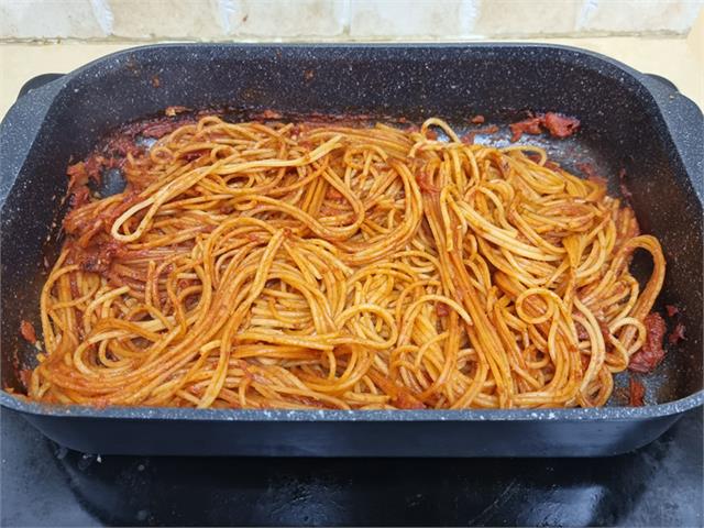 ספגטי בתנור ברוטב עגבניות קל להכנה וטעים