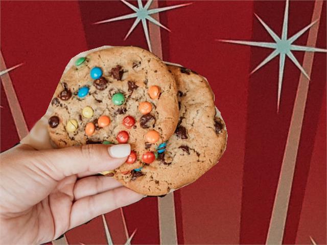 עוגיית שוקולד צ'יפס ענקית עם עדשים צבעוניות במילוי גנאש שוקולד לשניים