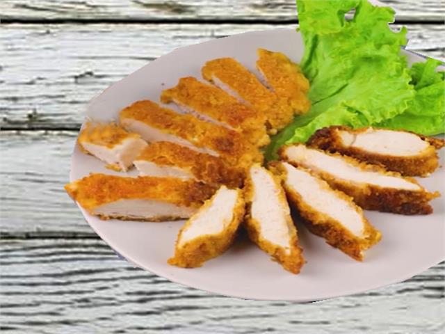 שניצל בציפוי רוטב שמנת חמוצה ופירורי לחם