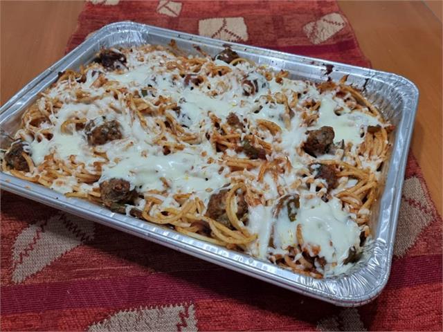 כדורי בשר ברוטב עגבניות פסטה מקרוני וגבינת מוצרלה